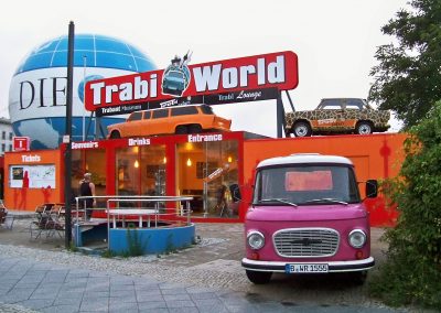 Trabi World Berlin | Werbeschilder | Holzschild 11m freitragend | Montagen